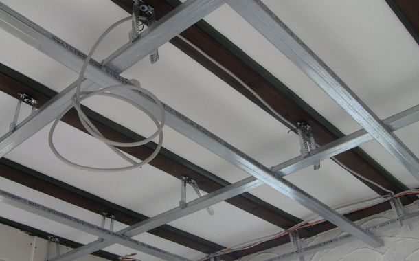 Komplexe Deckenkonstruktion im Trockenbau mit kreuz und quer verlaufenden Metallprofilen.
