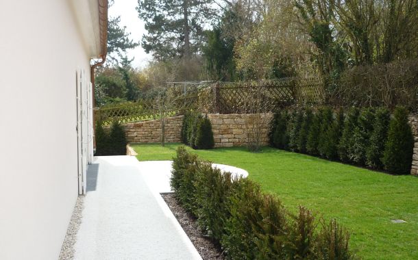 Umlaufende Terrasse mit runder Form für die besondere Atmosphäre.