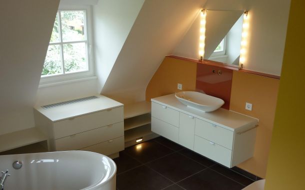 Waschbecken mit sauber verlegten Wandfliesen in einem hellen Badezimmer.