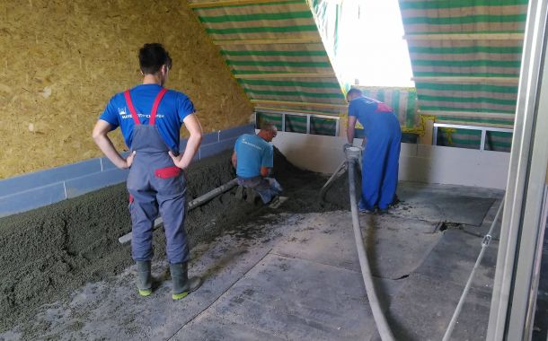 Estrichauftrag in Vorbereitung für Glättarbeiten.