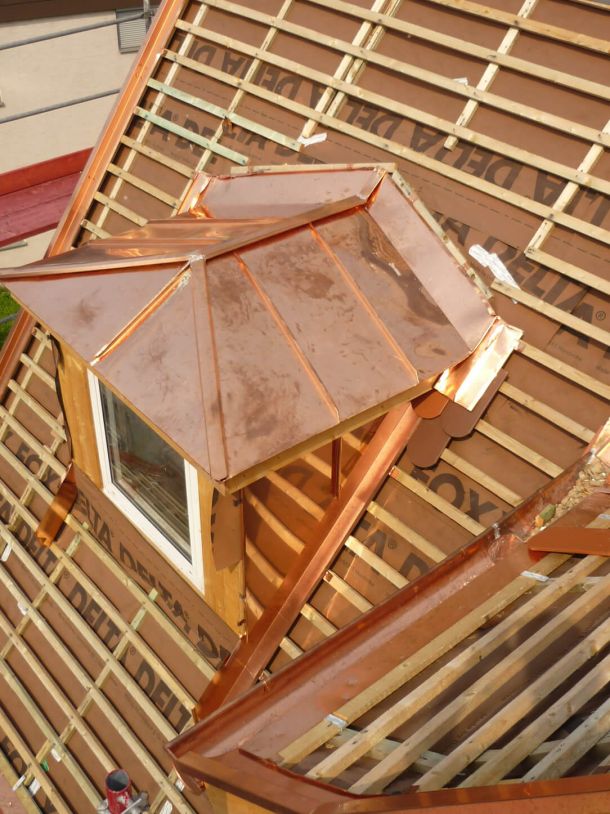 Holzkonstruktion im Dachbereich eines Gebäudes während der Rohbauarbeiten mit Balken und Verstrebungen