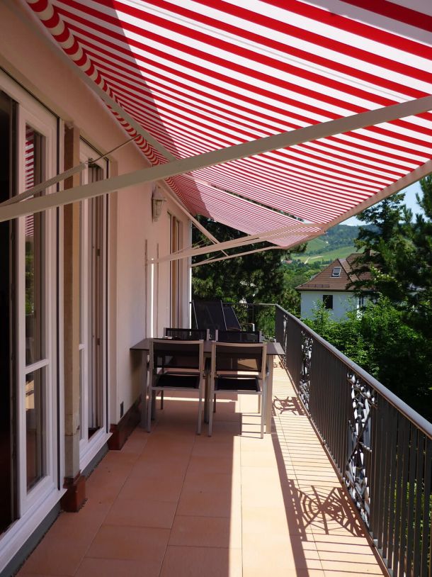 Einladender Balkon mit schmiedeeisernen Gelände.