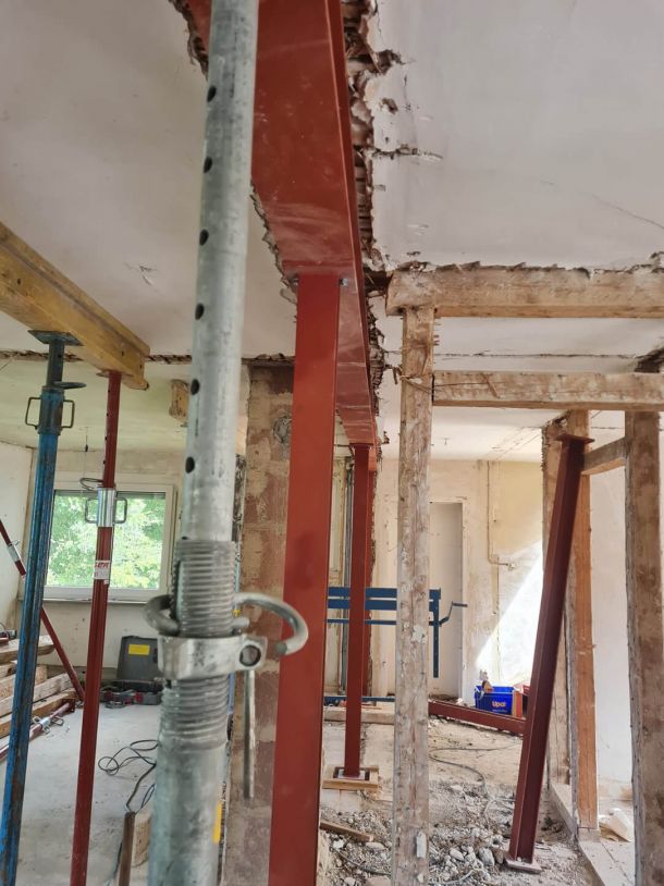 Innenraum einer Baustelle mit temporären Stützen und Trägern während Rückbauarbeiten