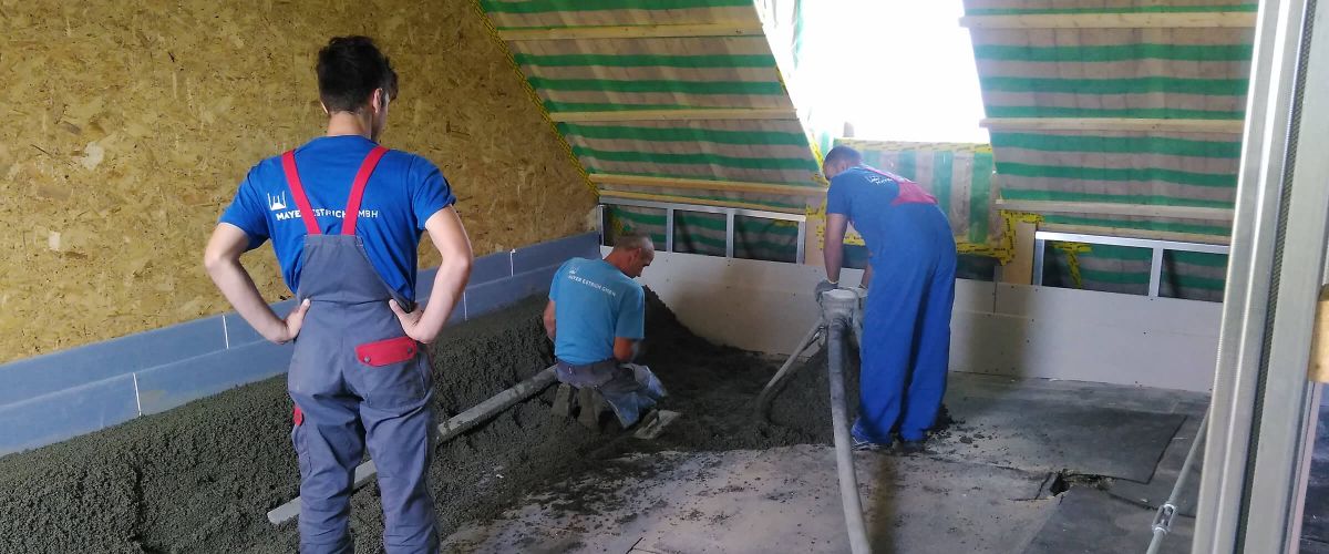 Generalunternehmer für Sanierungsarbeiten und Altbauten: Estricharbeiten unter dem Dach