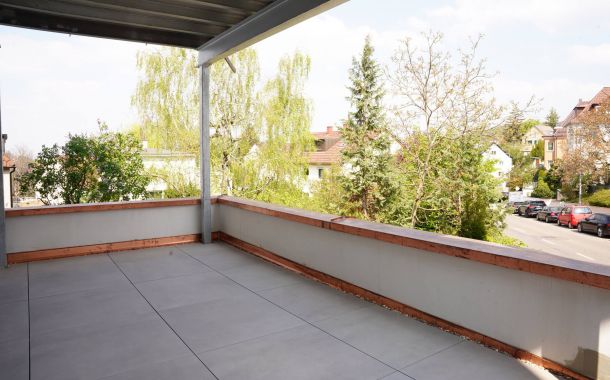 Sanierte Terrasse mit zitlosen Fliesen.