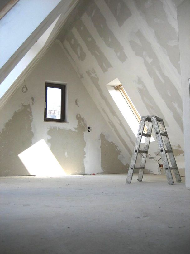 Dachbodenausbau mit Trockenbauwänden und Dachfenstern, die für natürliches Licht sorgen.