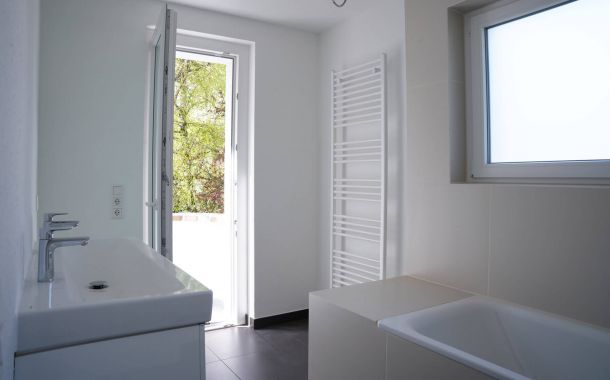 Helles Badezimmer nach der Grundsanierung