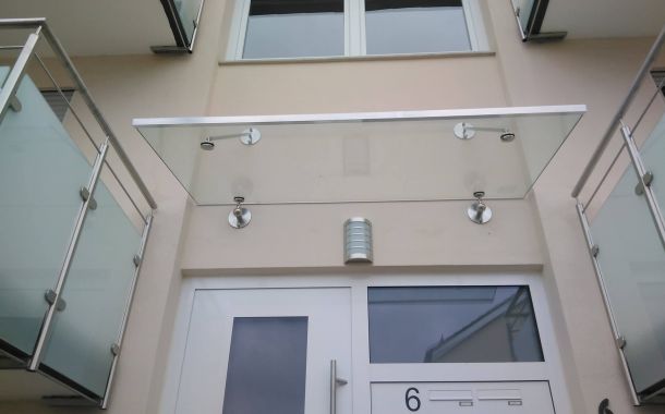 Vordach am Mehrparteienhaus.