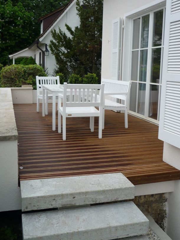 Hochwertige neue Holzterrasse mit Sitzgruppe.