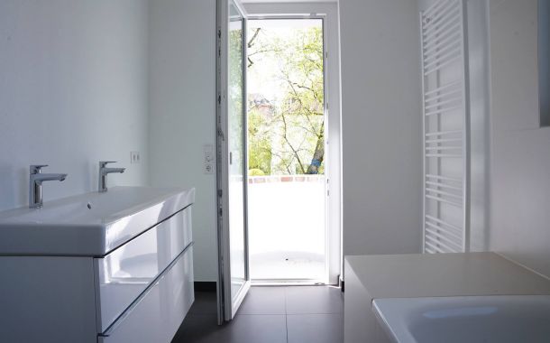 Badezimmer in hellen Farben und weiß gehalten.