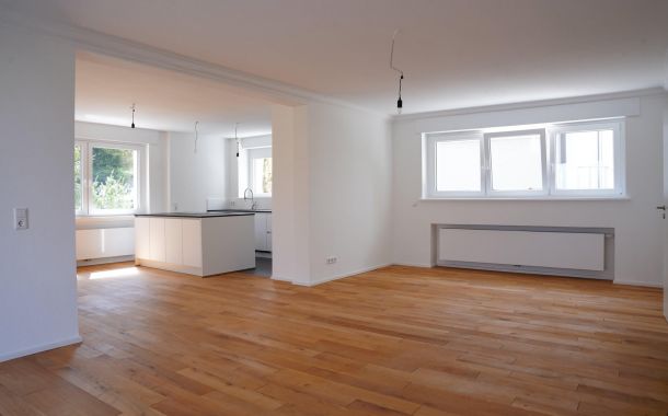 Leerstehender Raum einer Altbauwohnung mit Stuckleisten