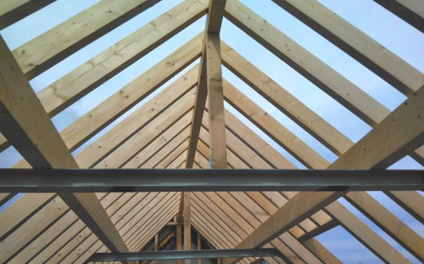 Metallrahmenbaukonstruktion im Prozess der Errichtung für ein Gebäude, mit einem Fokus auf die strukturelle Verstärkung.