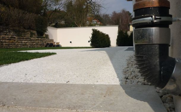 Sanierte Hofeinfahrt mit hellem Belag