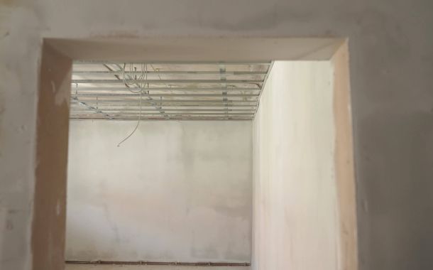 Sanierter Rohbau mit vorbereitenden Installationen für eine abgehängte Decke.