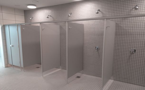 Sanitäranlage für ein Schwimmbad: Begehbare Duschen mit Abtrennung